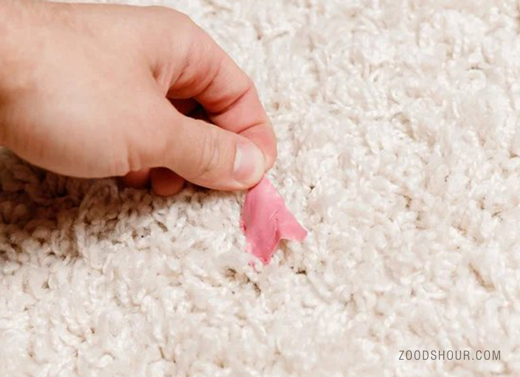 چگونه آدامس را از فرش پاک کنیم؟ روش‌های کاربردی و حرفه‌ای با زودشور